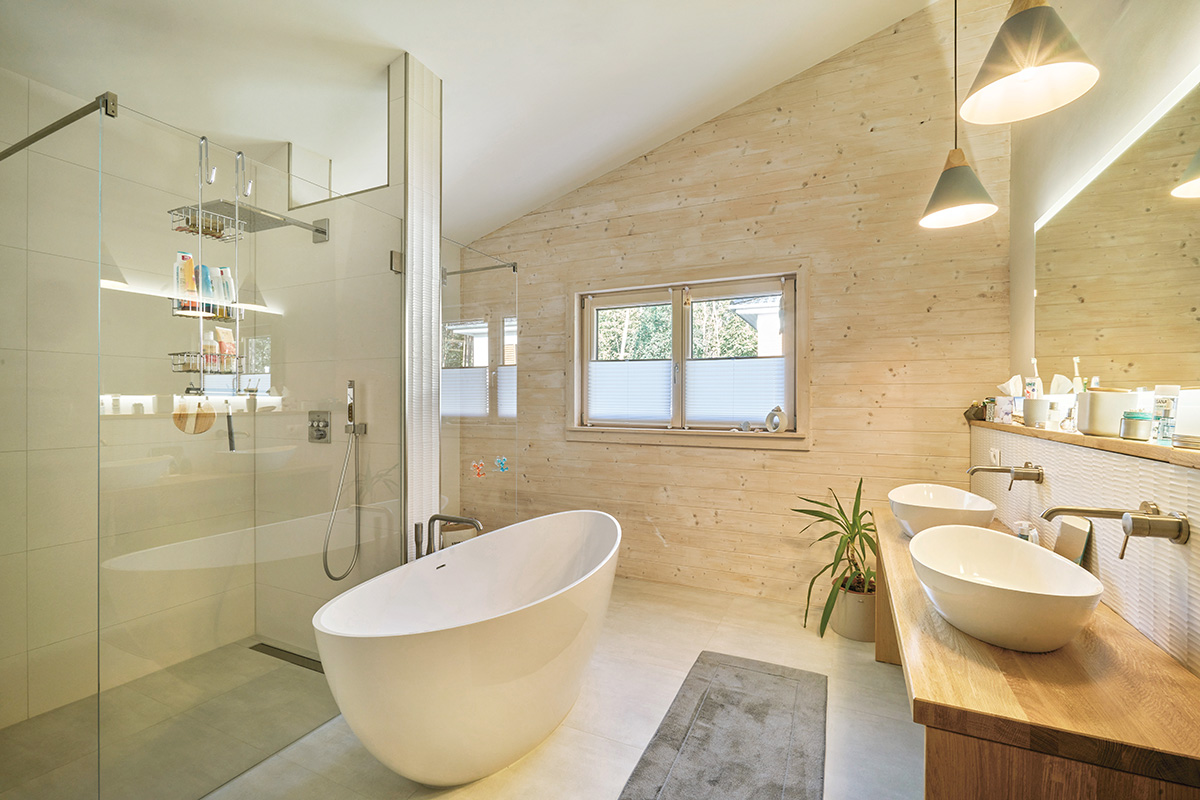 /files/dateien/H%C3%A4user/Kundenh%C3%A4user/Wittelsbach/landhaus-im-voralpenstil-holzhaus-wittelsbach-bad-freistehende-badewanne-ebenerdige-dusche-doppelwaschtisch-holzdecke.jpg
