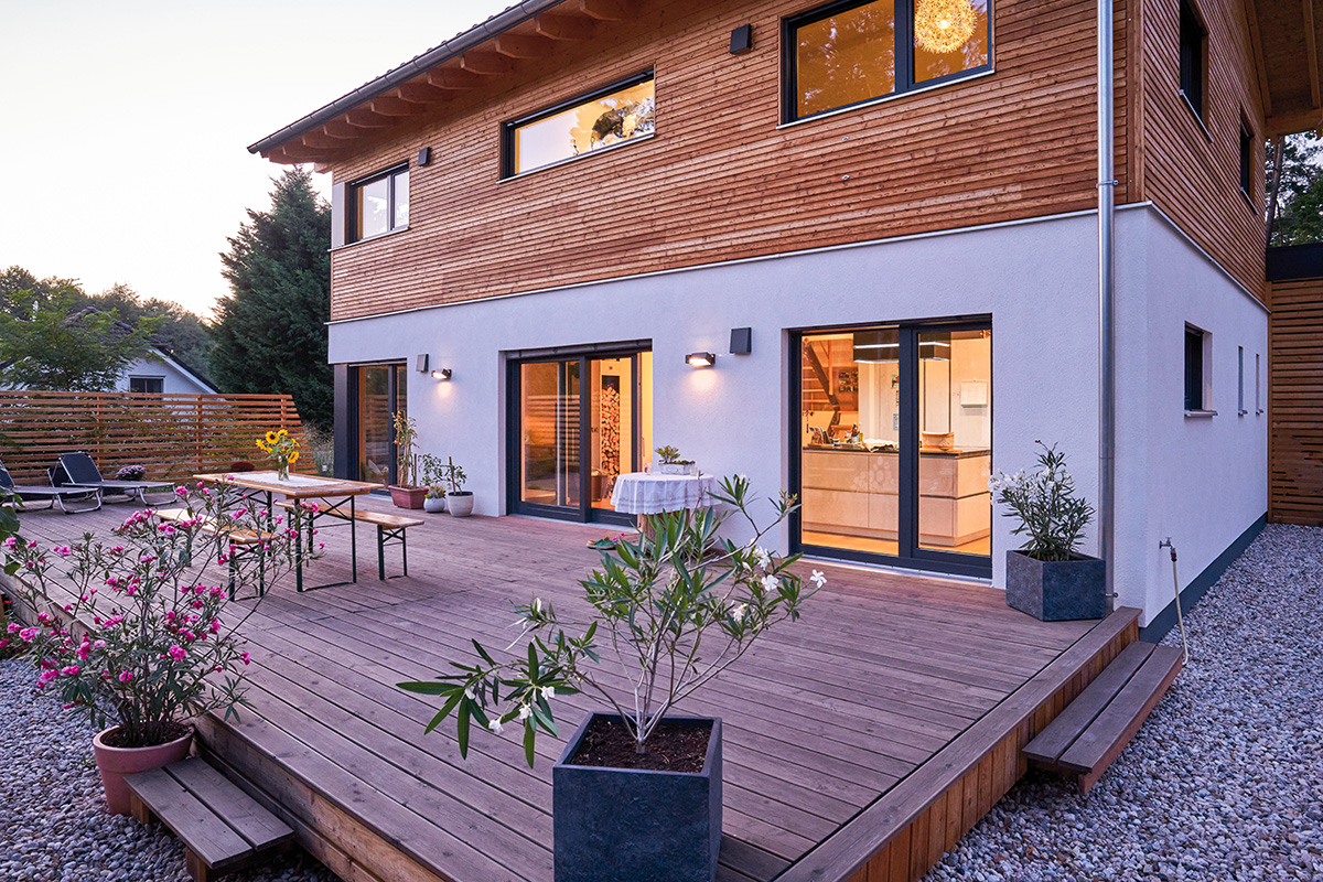 /files/dateien/H%C3%A4user/Kundenh%C3%A4user/Wittelsbach/landhaus-im-voralpenstil-holzhaus-wittelsbach-holzterrasse-ausblick-natur-holz-putz-fassade-laerchenholz.jpg