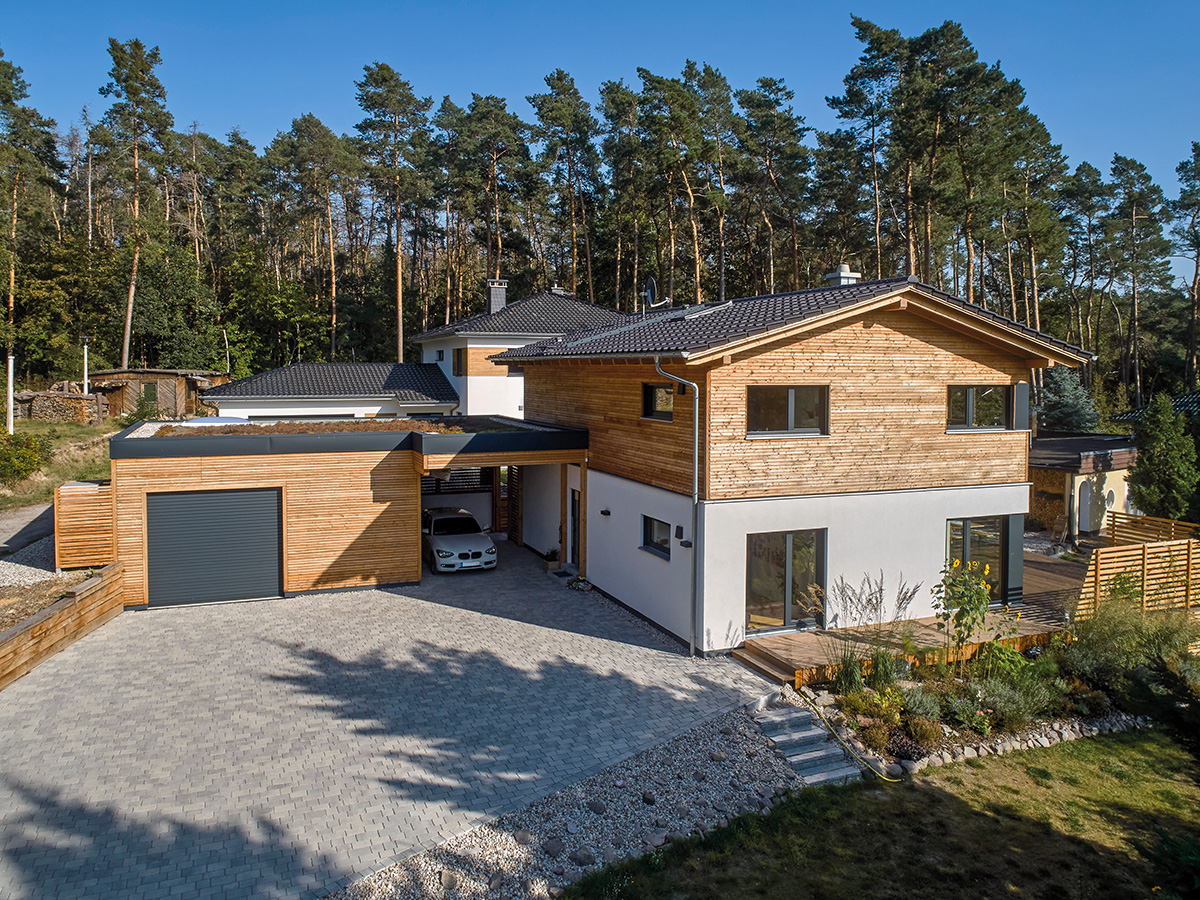 /files/dateien/H%C3%A4user/Kundenh%C3%A4user/Wittelsbach/landhaus-im-voralpenstil-holzhaus-wittelsbach-zufahrt-anbau-garage-carport.jpg