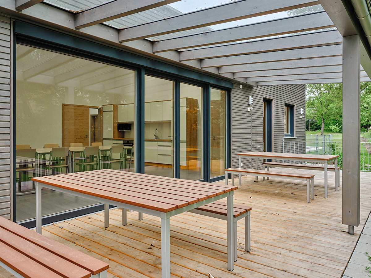 /files/dateien/H%C3%A4user/Kundenh%C3%A4user/kjf-kita-putzbrunn/kindertagesstaette-putzbrunn-muenchen-holzbauweise-ueberdachte-terrasse.jpg