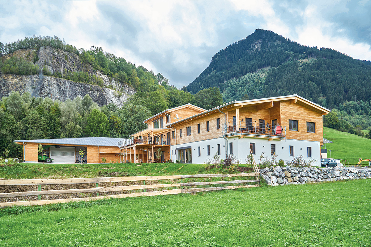 Mehrgenerationenhaus aus Holz mit Gewerbeeinheit, das von Sonnleitner gebaut wurde