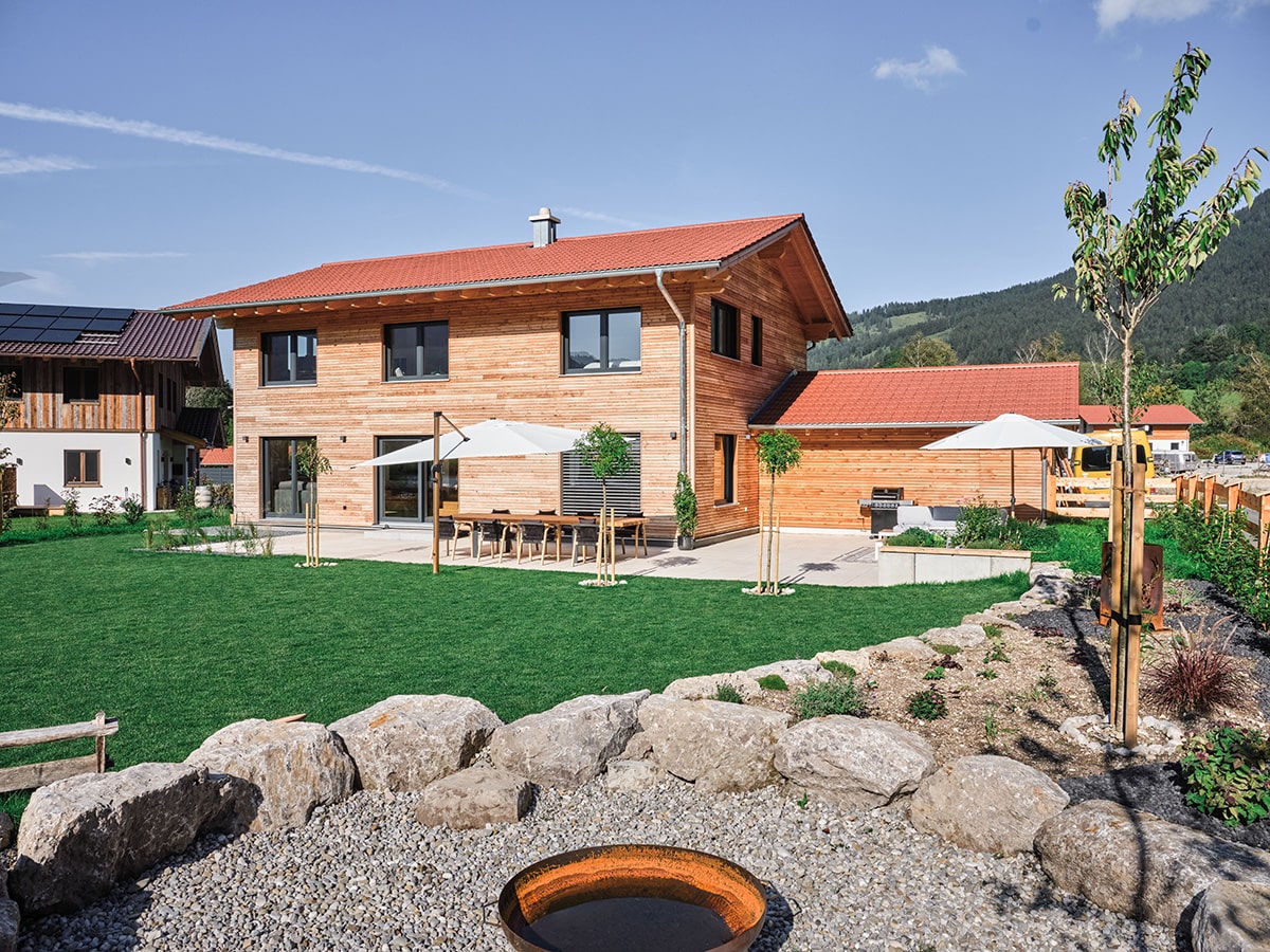 Holzhaus mit Lärchenfassade, großer Terrasse und weitläufigem Garten