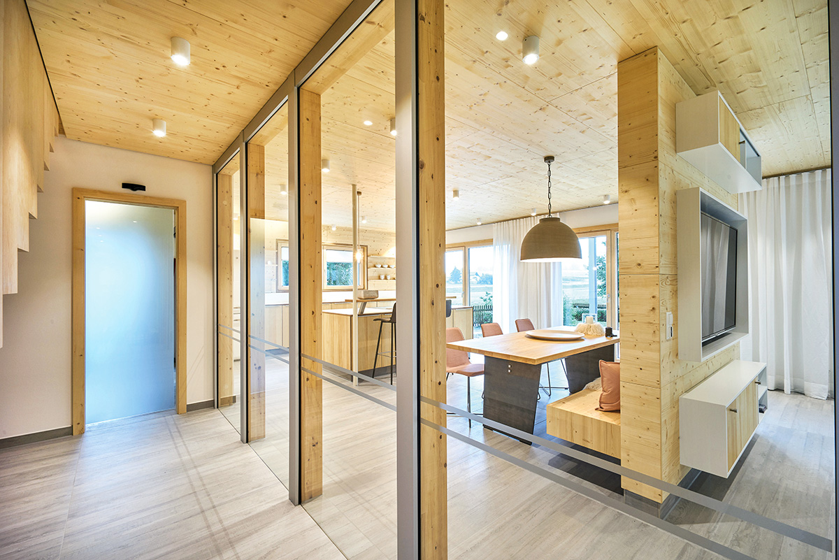 /files/dateien/H%C3%A4user/Musterh%C3%A4user/Musterhaus%20Casa%20Vita/concepthaus-casa-vita-glaeserne-wand-abtrennung-wohnraum-gang.jpg