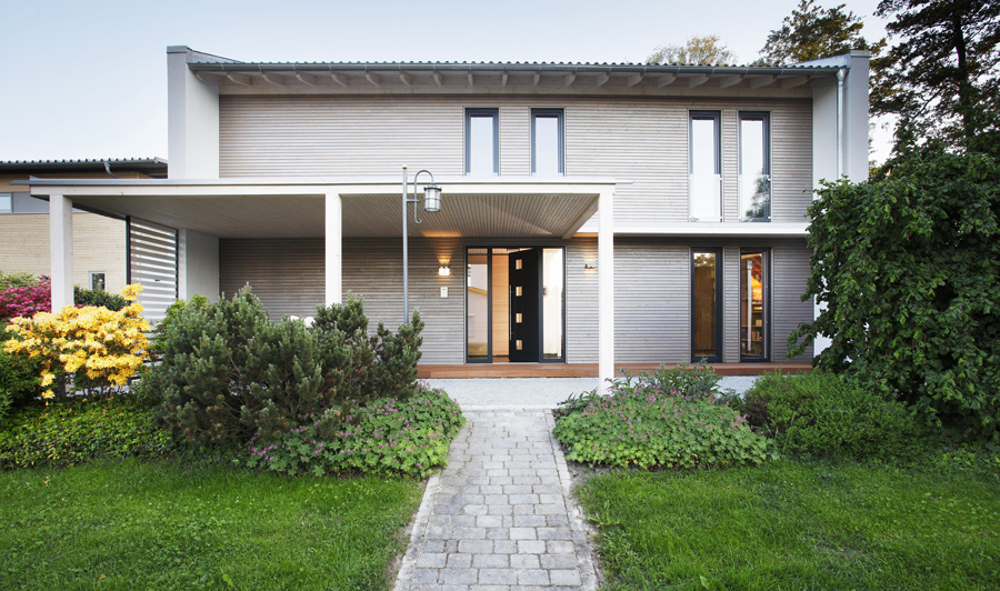 /files/dateien/H%C3%A4user/Musterh%C3%A4user/Musterhaus%20Functionality/plusenergiehaus-functionality-eingang-puristischer-baustil.jpg