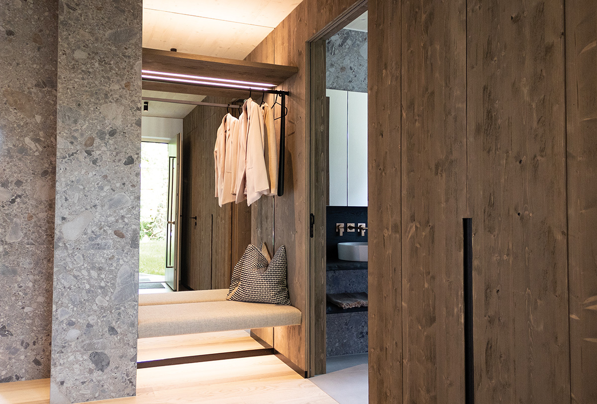 /files/dateien/H%C3%A4user/Musterh%C3%A4user/Musterhaus%20St.%20Johann%20Alpinstil/moderne-gardarobe-altholzoptik-feinsteinfliesen-terrazzooptik.jpg