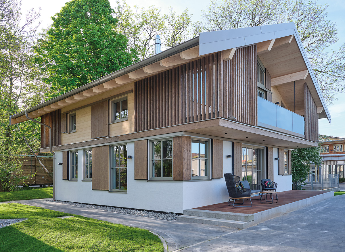 /files/dateien/H%C3%A4user/Musterh%C3%A4user/Musterhaus%20St.%20Johann%20Alpinstil/modernes-chalet-haus-st-johann-alpinstil-balkon-fichtenlamellen-fensterlaeden-altholzoptik.jpg