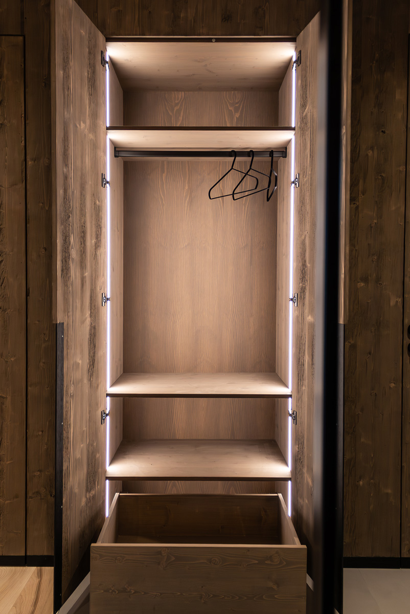 /files/dateien/H%C3%A4user/Musterh%C3%A4user/Musterhaus%20St.%20Johann%20Alpinstil/st-johann-alpinstil_schrank-garderobe_0270_RGB.jpg