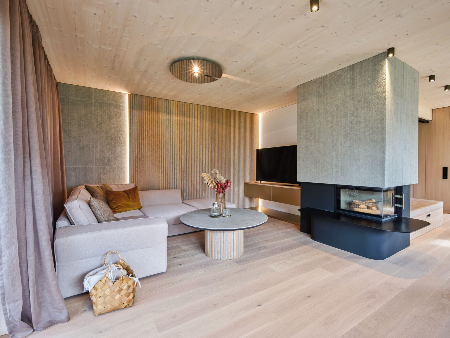 /files/dateien/H%C3%A4user/Musterh%C3%A4user/Musterhaus%20Starnberg/Holzhaus-Kamin-Kachelofen.jpg