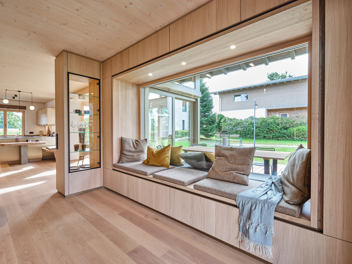 /files/dateien/H%C3%A4user/Musterh%C3%A4user/Musterhaus%20Starnberg/sitzfenster-mit-schrank-stauraum-starnberg.jpg