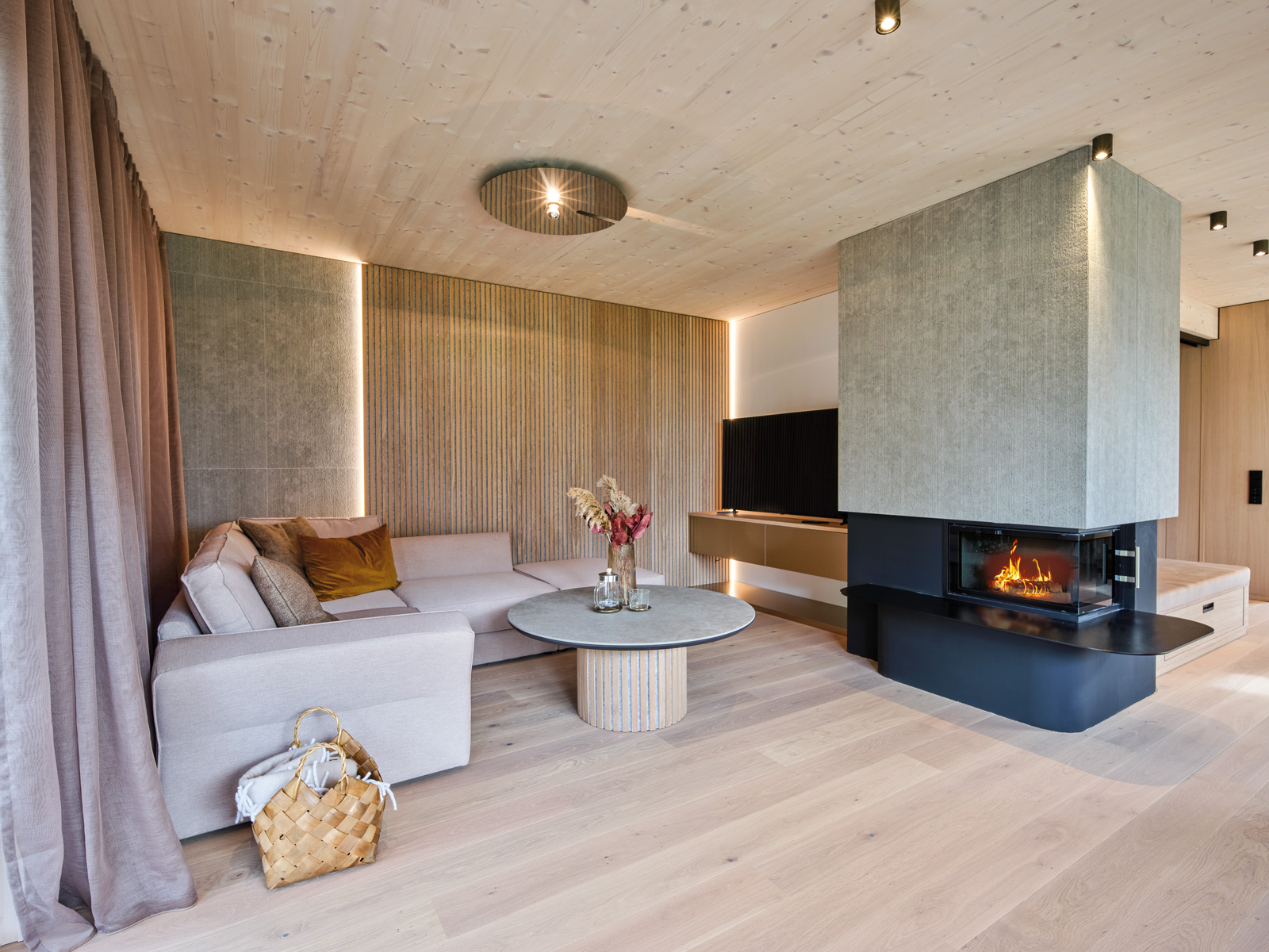 /files/dateien/H%C3%A4user/Musterh%C3%A4user/Musterhaus%20Starnberg/starnberg-wohnzimmer-kamin-feuer.jpg