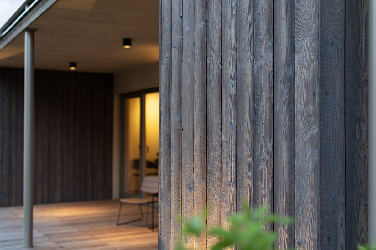 /files/dateien/H%C3%A4user/Musterh%C3%A4user/Starnberg%20Final/design-holzhaus-starnberg-holzfassade-schwarz-karbonisiert.jpg