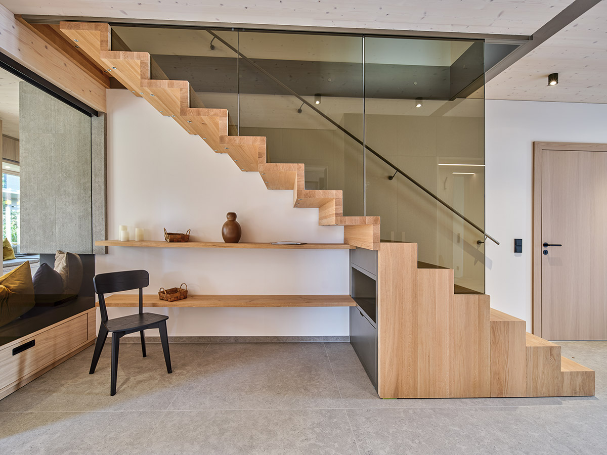 /files/dateien/H%C3%A4user/Musterh%C3%A4user/Starnberg%20Final/design-holzhaus-starnberg-treppenaufgang.jpg