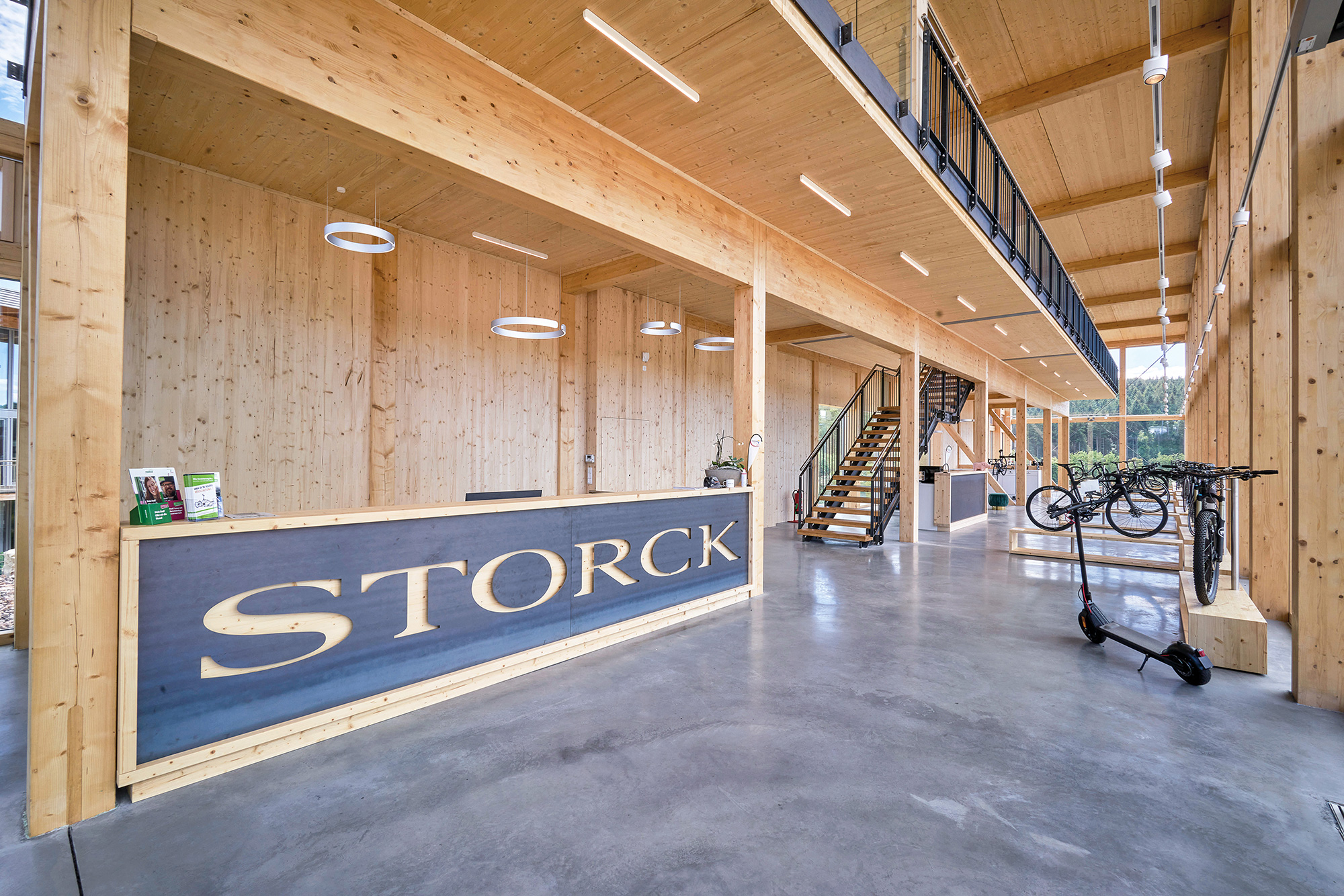 /files/dateien/H%C3%A4user/Objektbau/Gewerbebau/gewerbebau-holzbau-storck-empfang-empfangsbereich.jpg