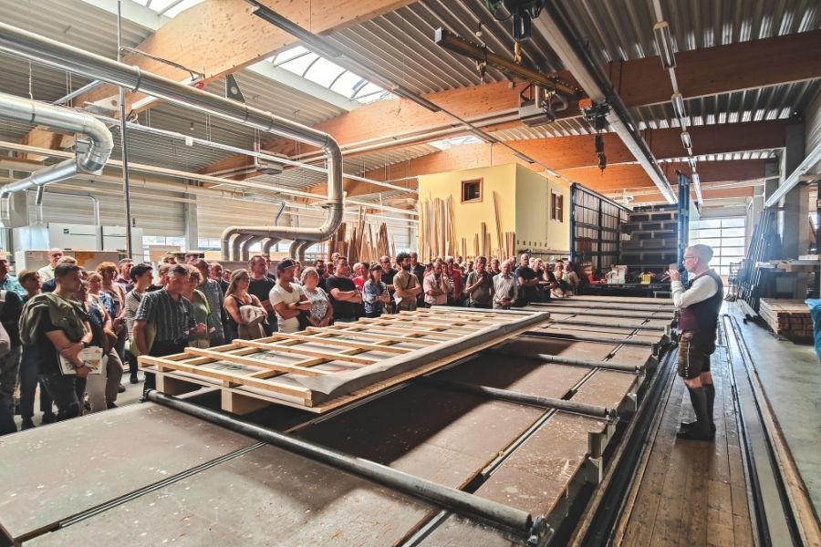 /files/dateien/News/hausmesse-2024-werksf%C3%BChrung.jpg