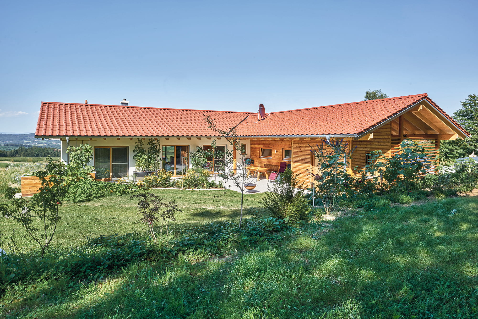 Zu sehen ist ein altersgerechtes Bungalow. Bungalows eigenen sich perfekt für eine altersgerechte Bauweise.
