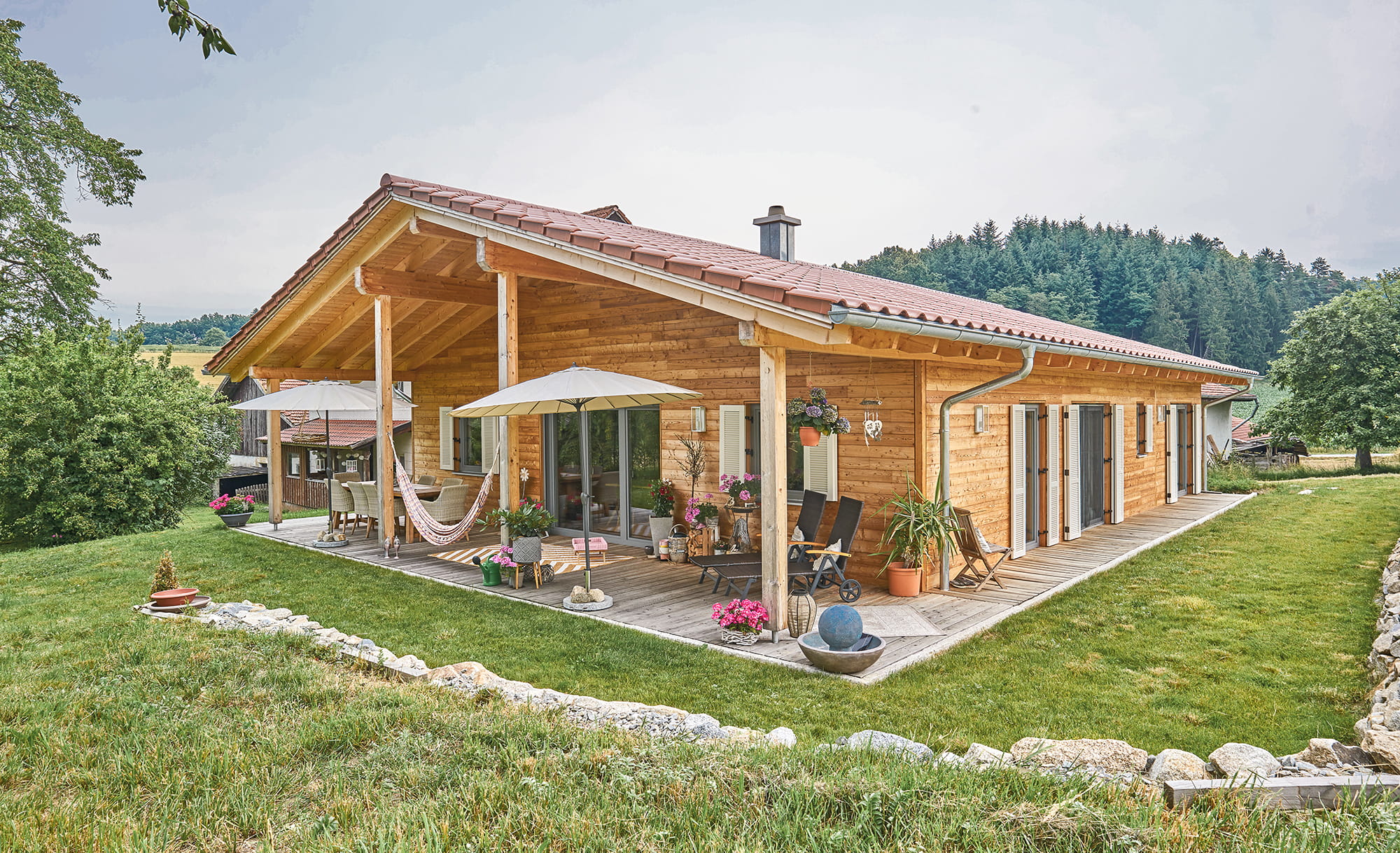 Zu sehen ist ein weiteres Sonnleitner Bungalow, welches einen schwellenlosen - und somit altersgerechten - Zugang zum Garten hat.
