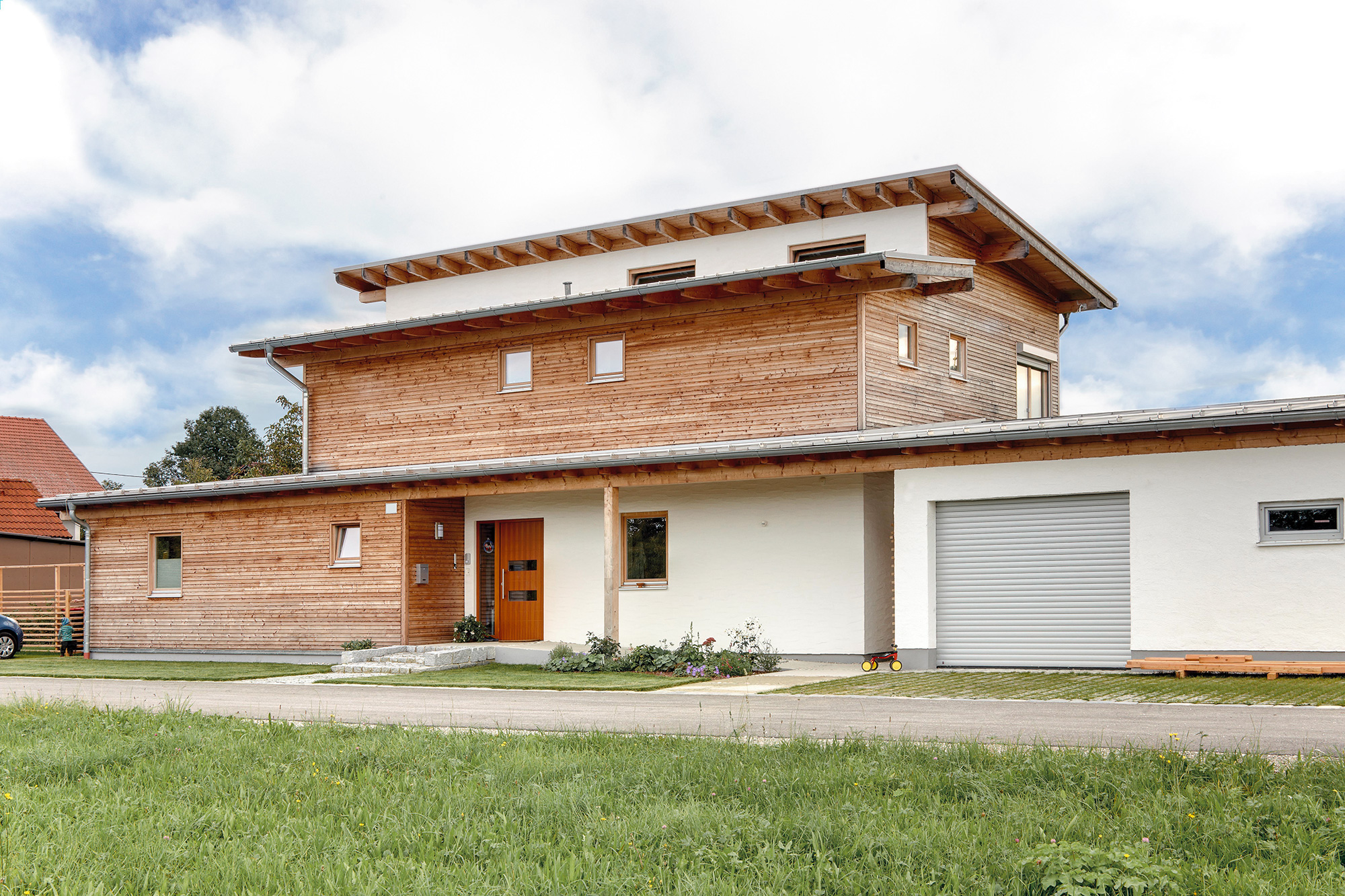 Zu sehen ist ein Haus von Sonnleitner, in welchem der Eingangsbereich von außen mittels integrierter Rampe barrierefrei gestaltet ist.