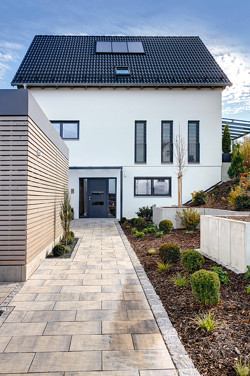 Zu sehen ist ein schwellenloser Zugang zur Haustüre. Diese Eigenschaft sollte jedes barrierefreie Haus haben.
