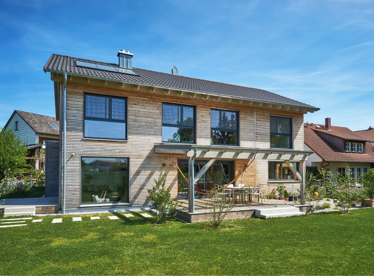 Hier sieht man ein Haus, welches über eine Fassade aus Douglasie verfügt.