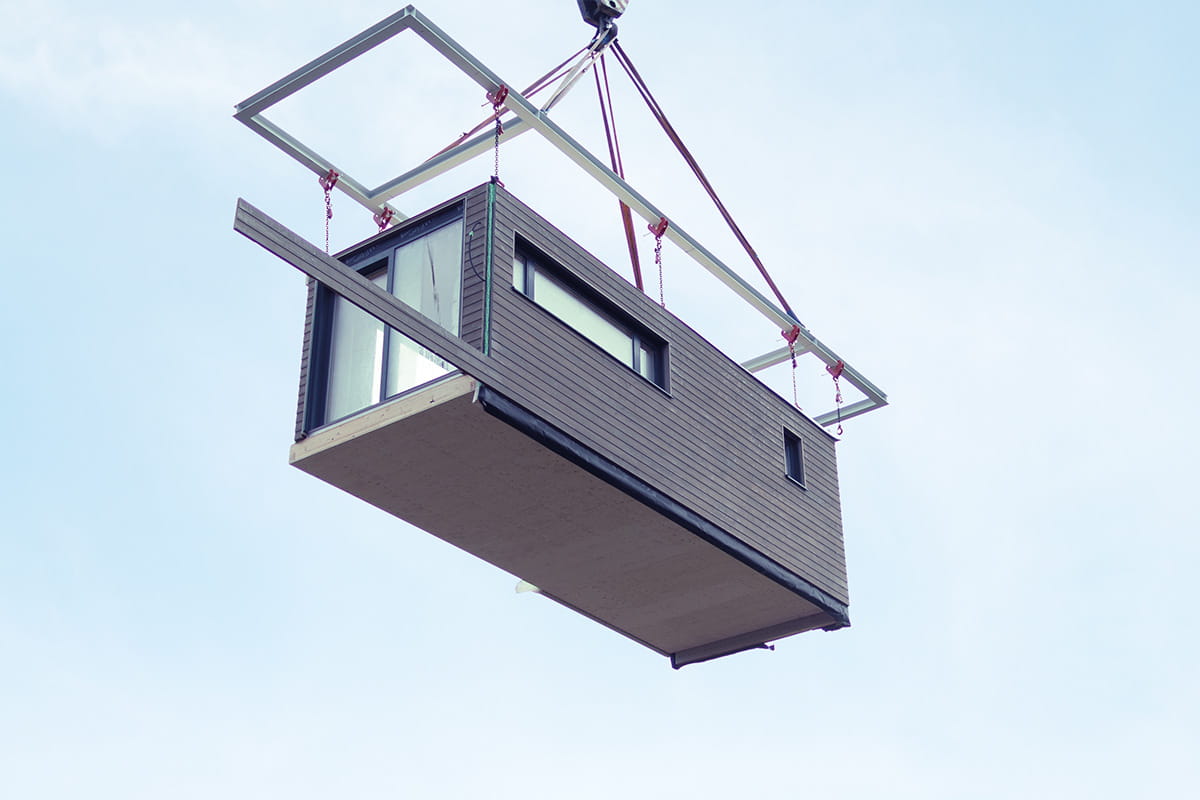 Zu sehen ist ein Holzmodul der Elements Serie von Sonnleitner. Das Foto zeigt die Inbetriebnahme eines Holzmodulhauses.