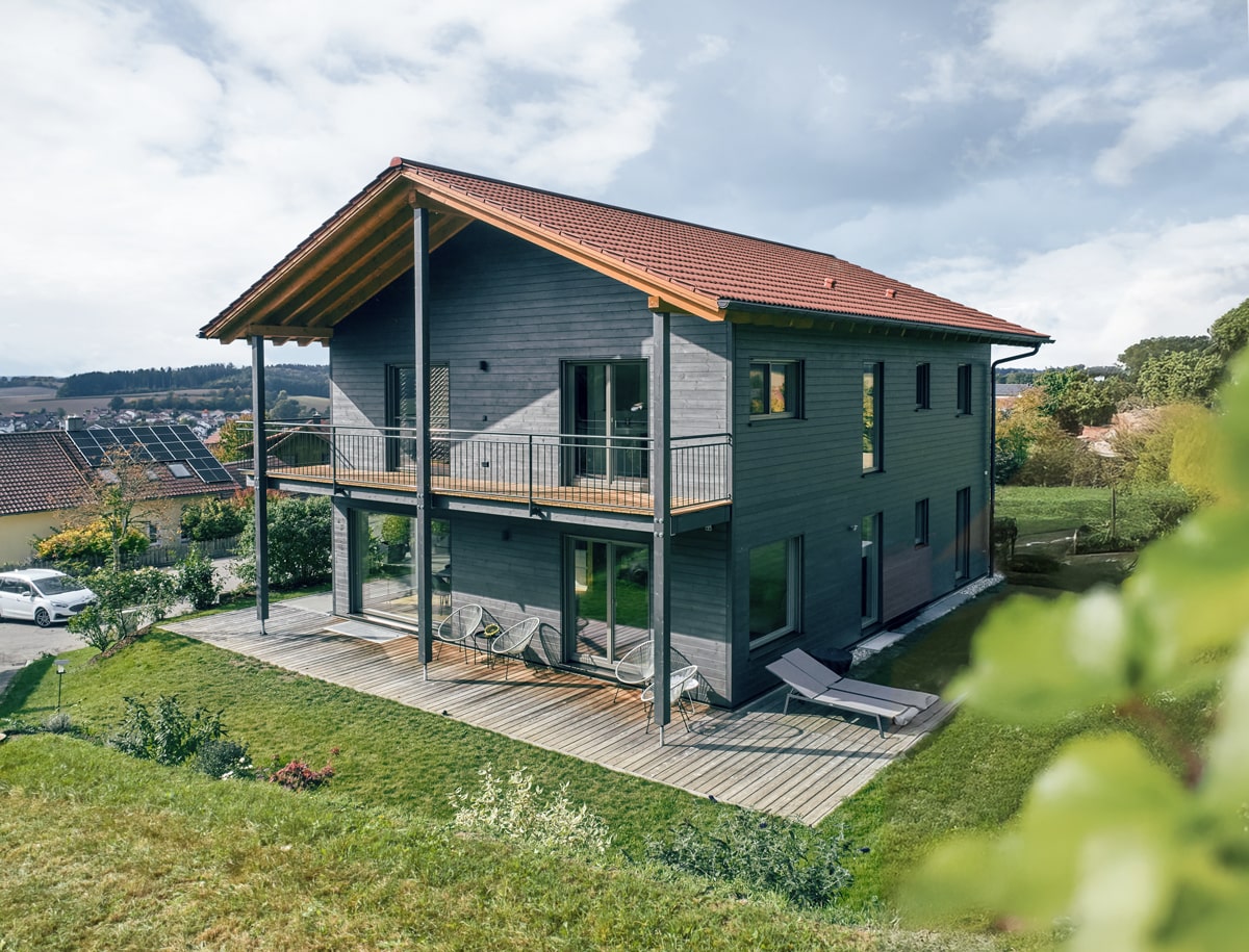 Schwarzes Sonnleitner Holzhaus. Bei diesem Haus handelt es sich um eine Weiterentwicklung der Holztafelbauweise.